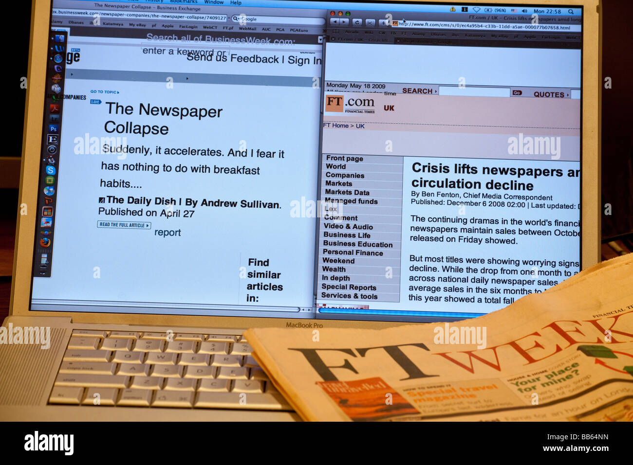 Computer con gli articoli online sulla scomparsa dei quotidiani illustrato con una copia del Financial Times Foto Stock