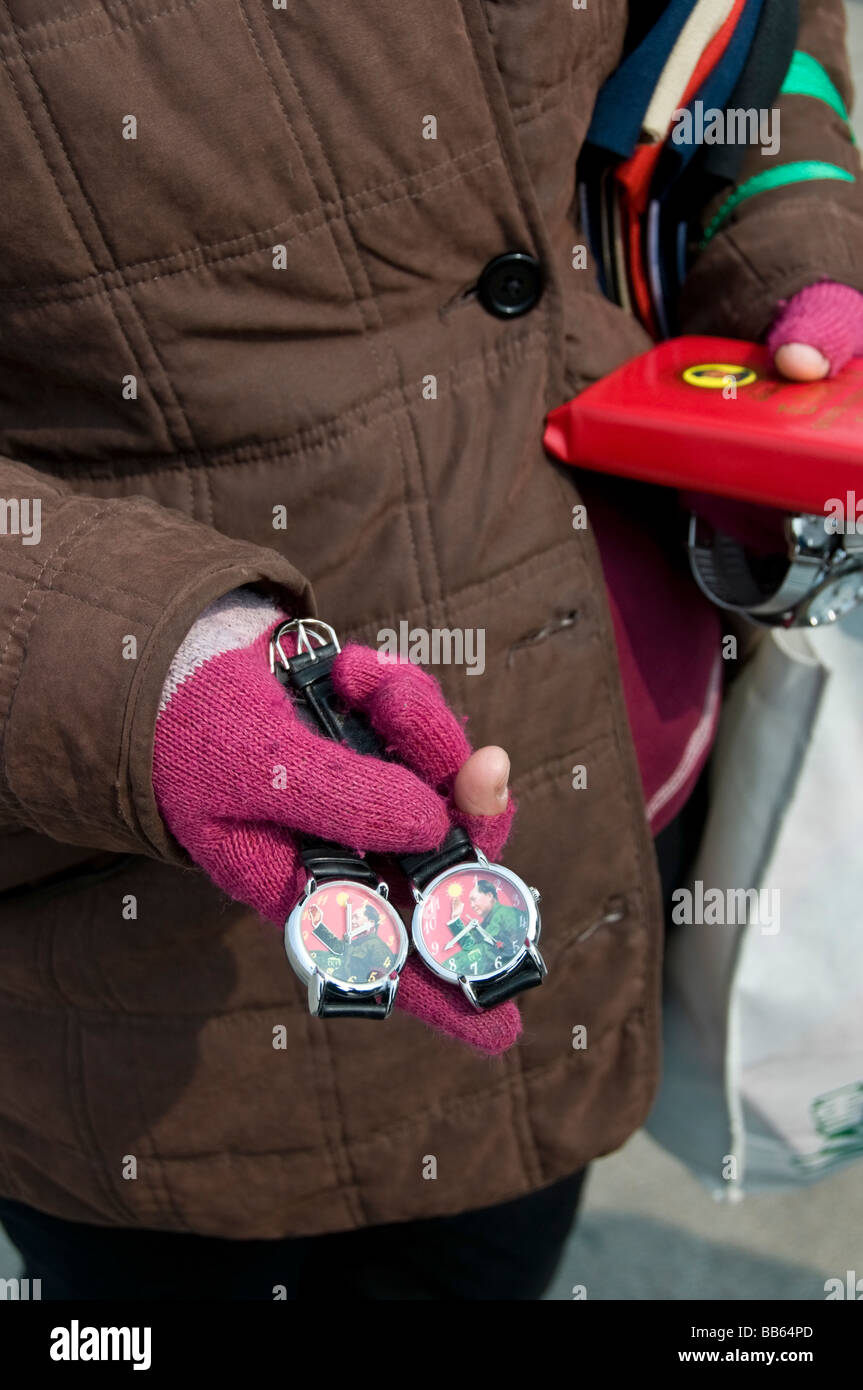 Venditore di souvenir in piazza Tiananmen Foto Stock