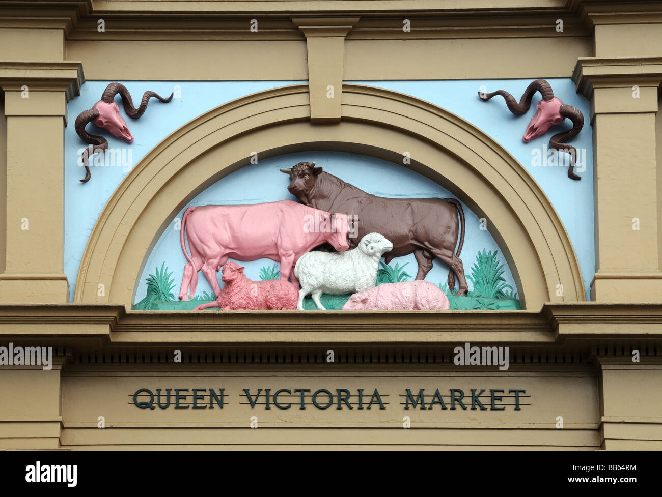 Lo stemma di segno di simbolo o logo sopra l'ingresso del mercato Queen Victoria Melbourne Australia Foto Stock