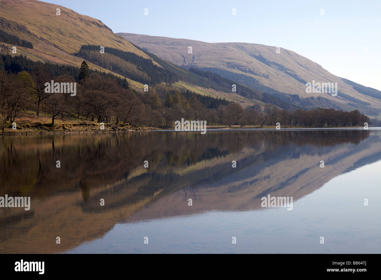 Bella riflessioni a Loch Voil vicino a Balquhidder Perthshire Foto Stock