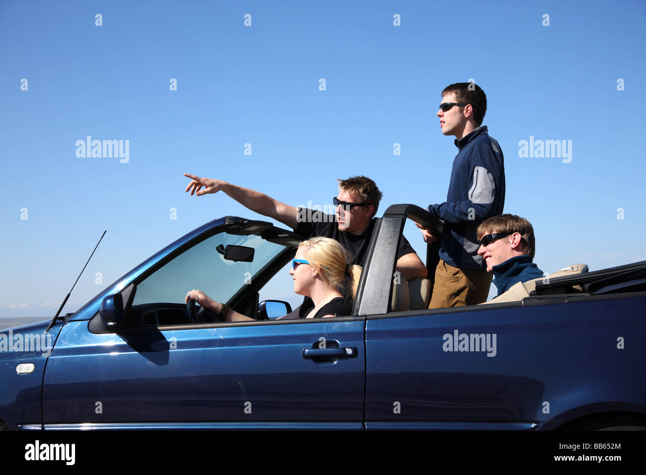 Un gruppo di giovani in autovettura convertibile Foto Stock