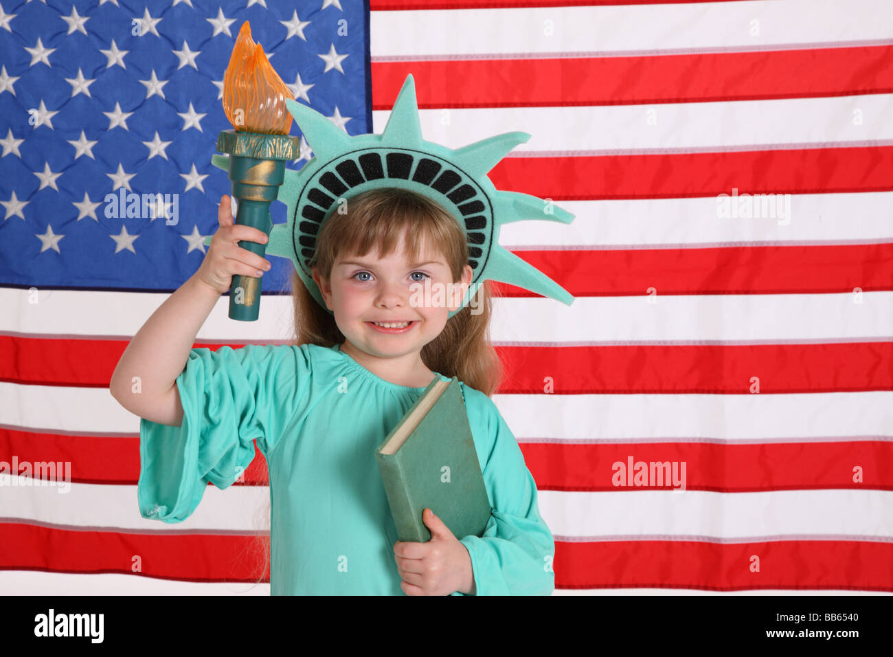 Giovane ragazza vestita come la Statua della Libertà Foto Stock