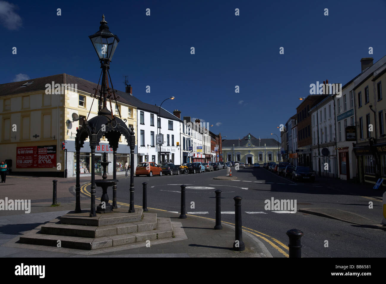 La grande lampada market place e high street nel centro della città di Carrickfergus nella contea di Antrim Irlanda del Nord Foto Stock