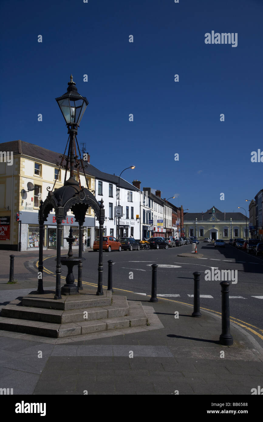 La grande lampada market place e high street nel centro della città di Carrickfergus nella contea di Antrim Irlanda del Nord Foto Stock