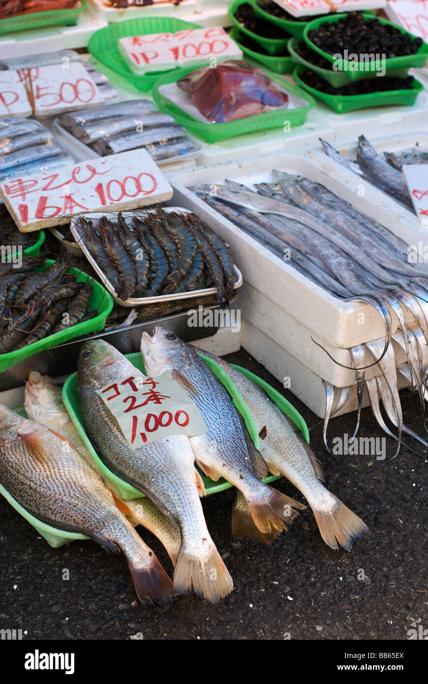 Pesce e altri frutti di mare per la vendita a Tokyo (Ameyayokocho Ameyokocho) i mercati Foto Stock