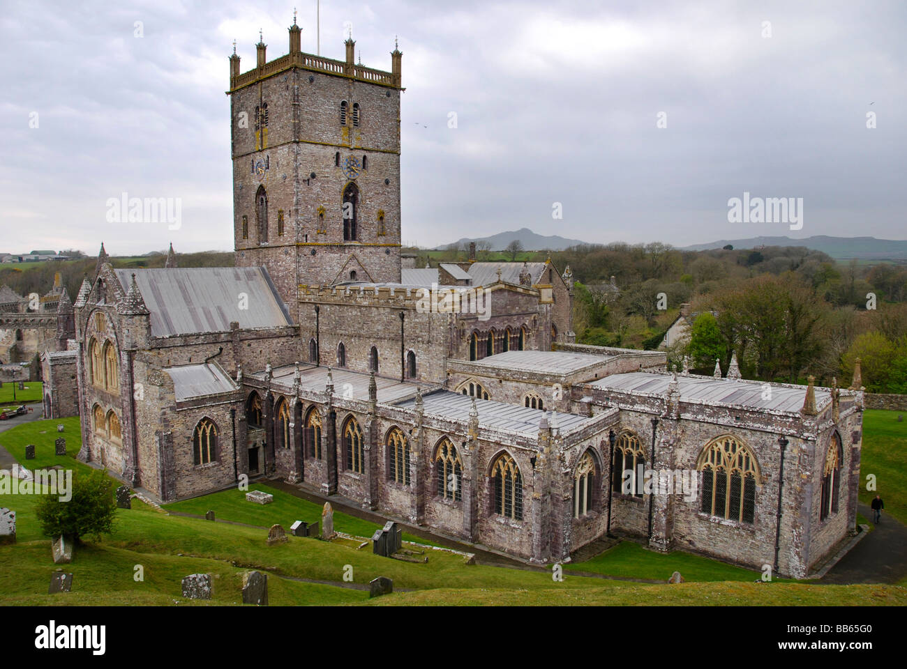 St Davids Cathedral in una giornata grigia in Galles Foto Stock