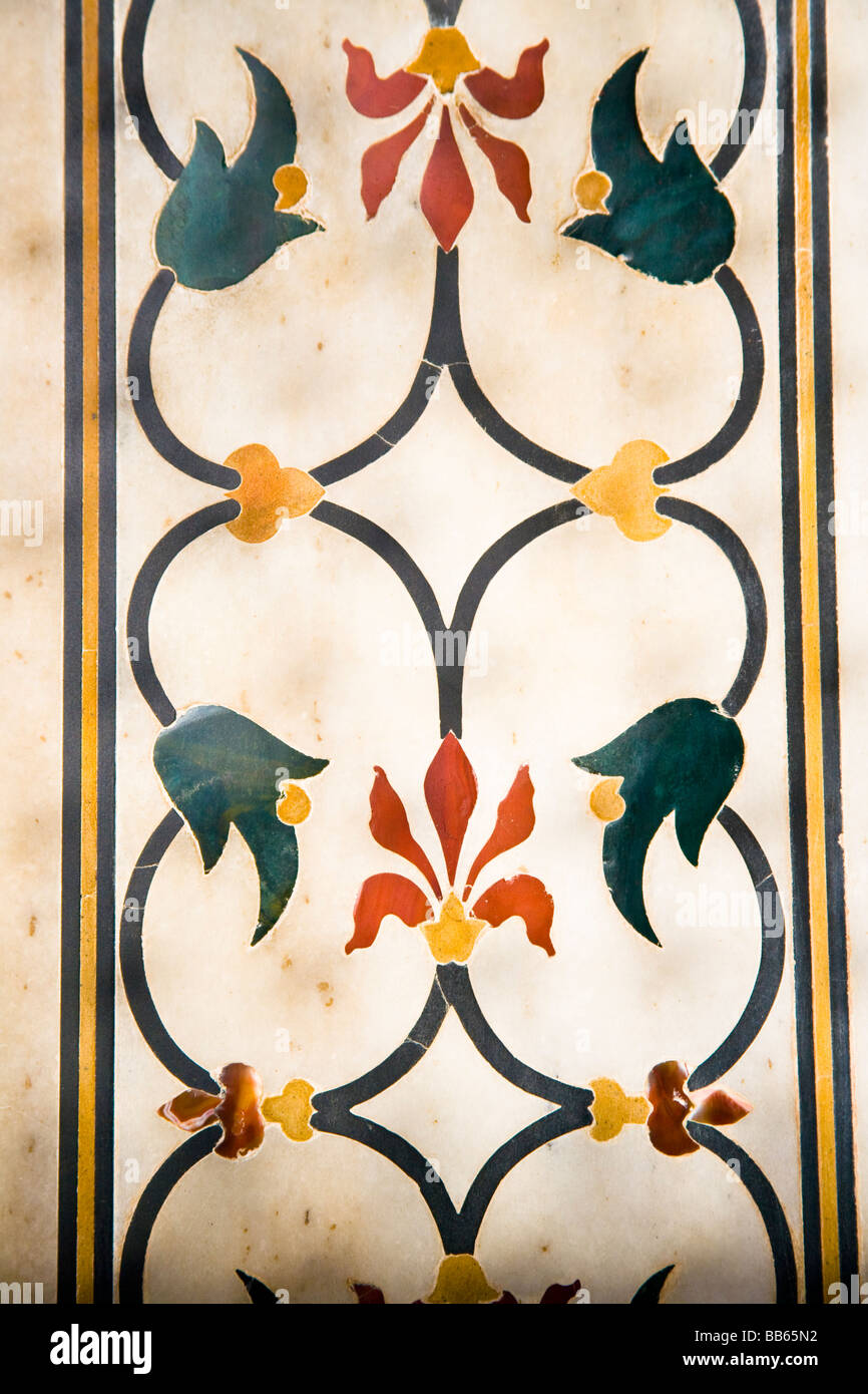Colorati a motivi geometrici intarsi in marmo sulla parete del Taj Mahal, Agra, Uttar Pradesh, India Foto Stock