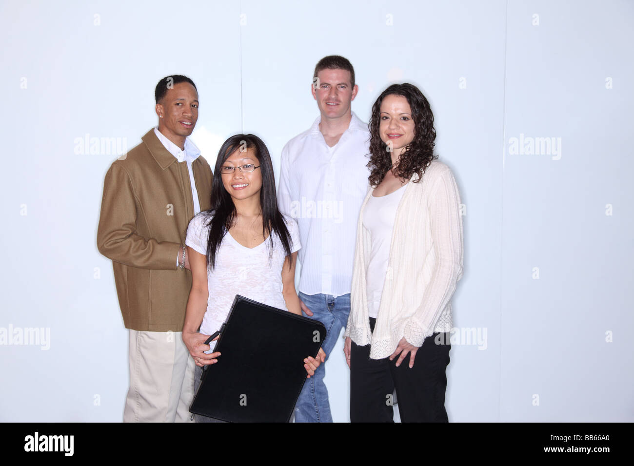 Ritratto di gruppo di giovani informali di lavoro persone Foto Stock