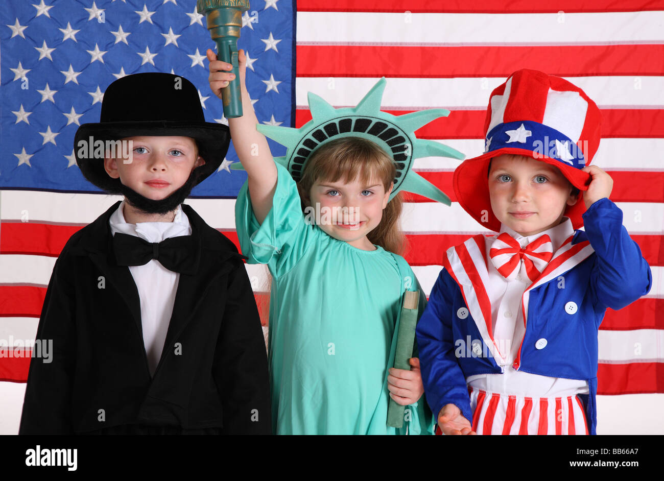 I ragazzi si sono vestiti con costumi patriottica Foto Stock