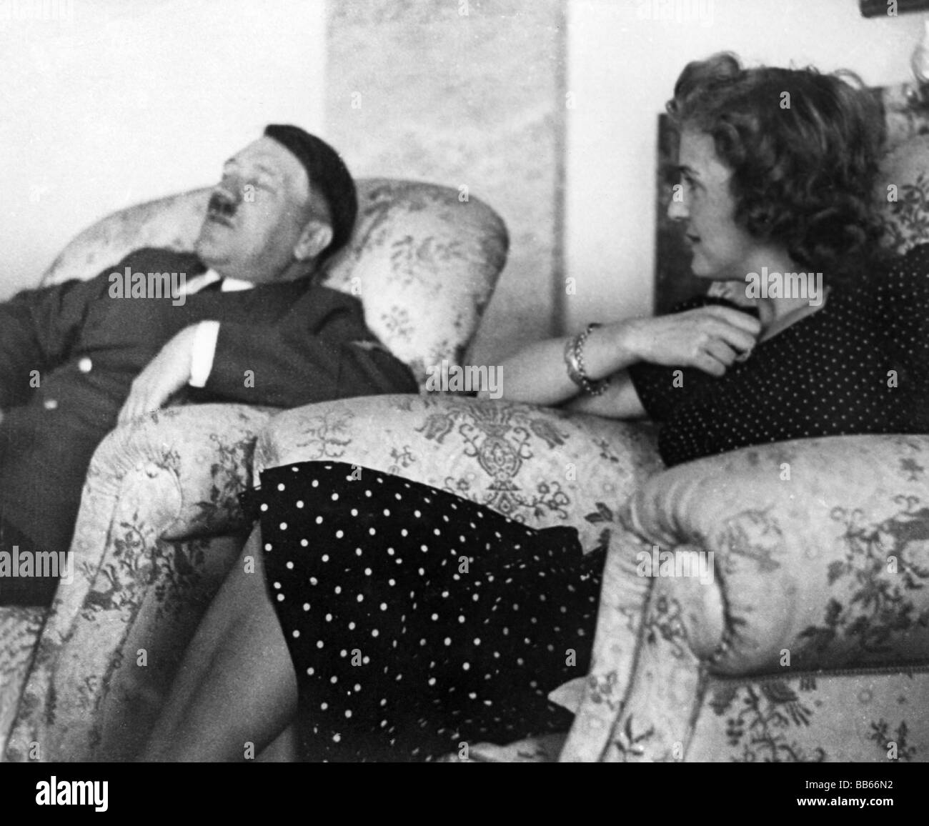 Hitler, Adolf, 20.4.1889 - 30.4.1945, Cancelliere tedesco politico (NSDAP) dal 30.1.1933, privato, insieme a Eva Braun a Berghof, Obersalzberg, 1940s, nazional socialismo, Foto Stock