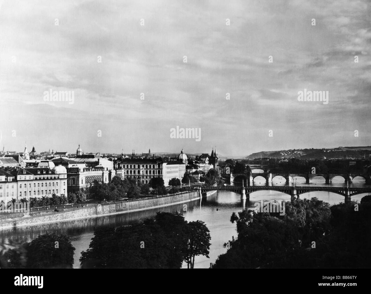 Geografia / viaggio, Cecoslovacchia, Praga, viste della città / città, vista sul fiume Moldava con il Ponte Manesuv Most verso la città vecchia, circa 1950, Foto Stock