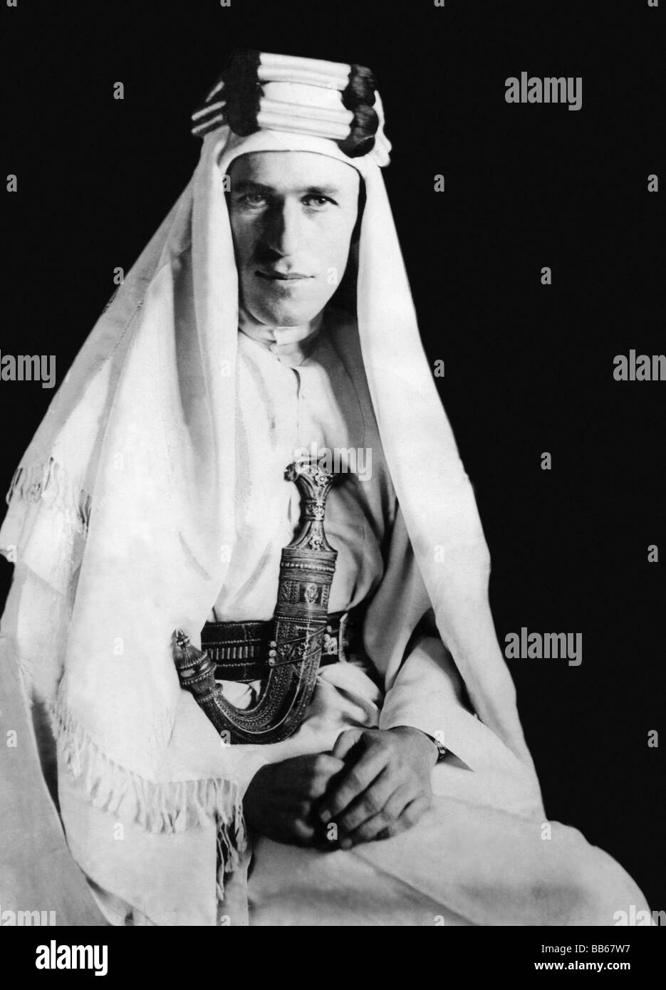 Lawrence, Thomas Edward, 16.8. 1888 - 19.5.1935, archeologo britannico, autore / scrittore, 'Lawrence d'Arabia', in costume arabo tradizionale, a metà lunghezza, circa 1918, Foto Stock