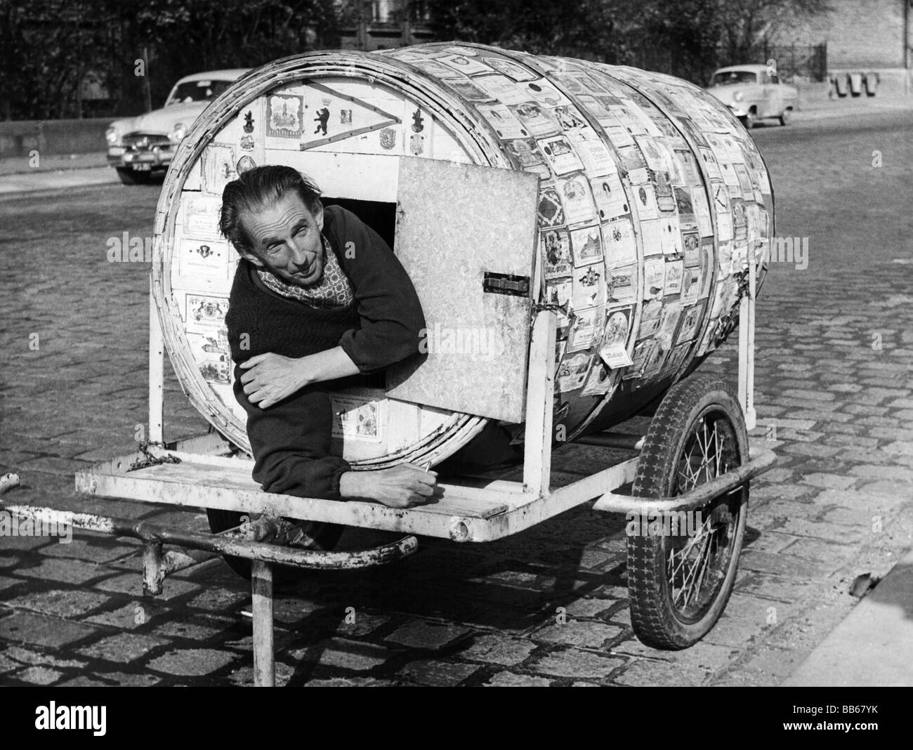 Oddità, Franz Kaminsky sulla sua strada attraverso l'Europa in botte, dimostrando per la pace e la libertà, arrivo a Vienna, novembre 1959, Foto Stock