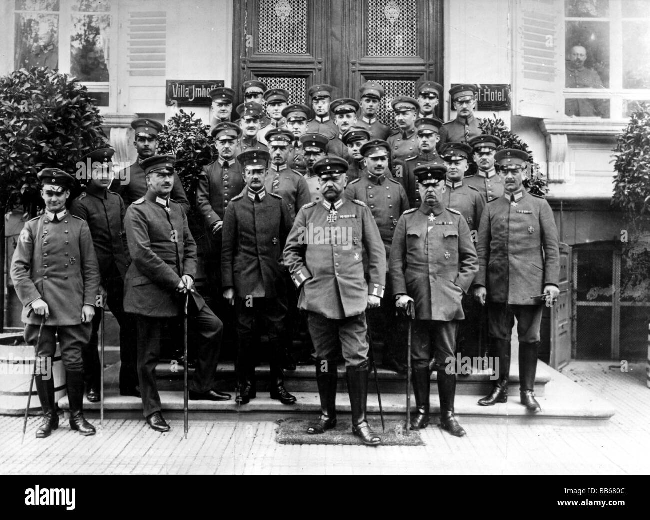 Hindenburg und Beneckendorff, Paul von, 2.10.1847 - 2.8.1934, generale tedesco, con l'Ufficio operativo del comando dell'Esercito Supremo, Villa Imhof, circa 1917, Foto Stock