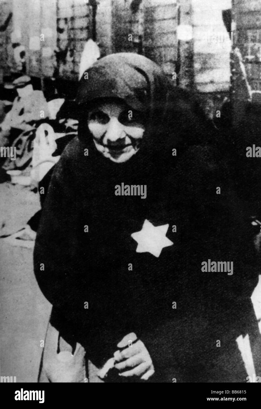 Nazismo / nazionalsocialismo, crimini, campi di concentramento, Auschwitz, Polonia, prigionieri, vecchia donna ebrea alla rampa, circa 1943, Foto Stock