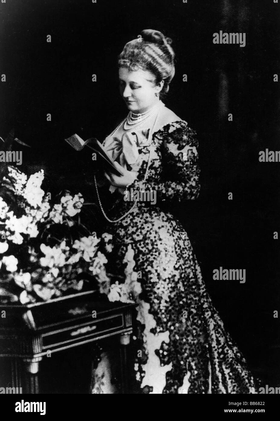 Augusta Victoria, 22.10.1858 - 11.4.1921, Empress tedesco 15.6.1888 - 9.11.1918, full length, Reading, circa 1910, , Foto Stock