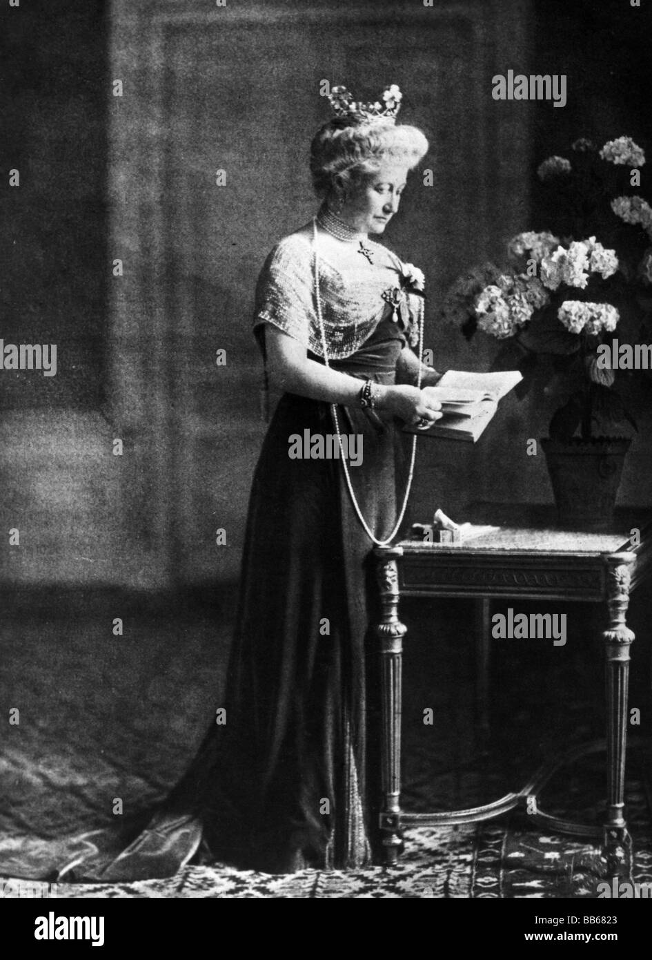 Augusta Victoria, 22.10.1858 - 11.4.1921, Empress tedesco 15.6.1888 - 9.11.1918, full length, Reading, circa 1910, , Foto Stock