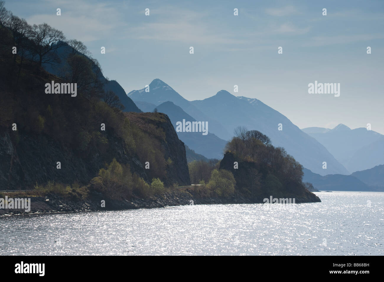 Guardando verso sud per Loch Duich a cinque suore e Shiel Bridge regione delle Highlands Scozzesi Novembre 2008 Foto Stock