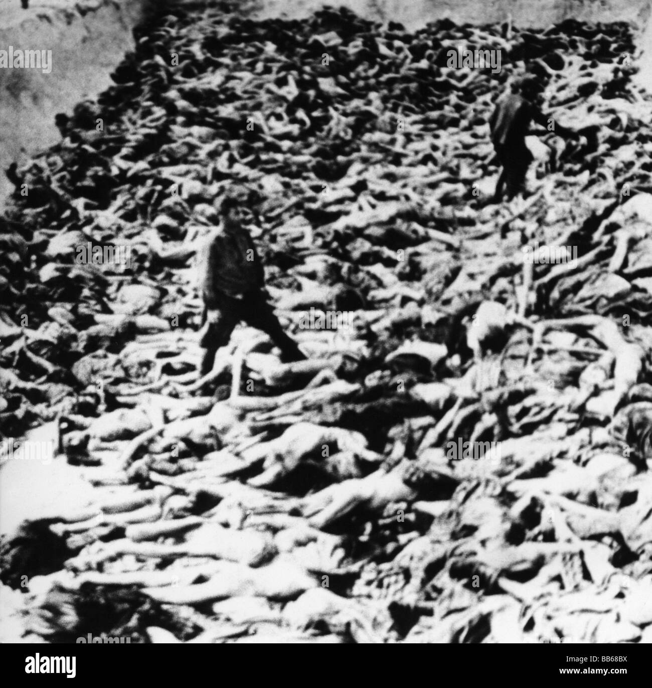 Nazismo / nazionalsocialismo, crimini, campi di concentramento, Dachau, disintering una tomba di massa, maggio 1945, Foto Stock
