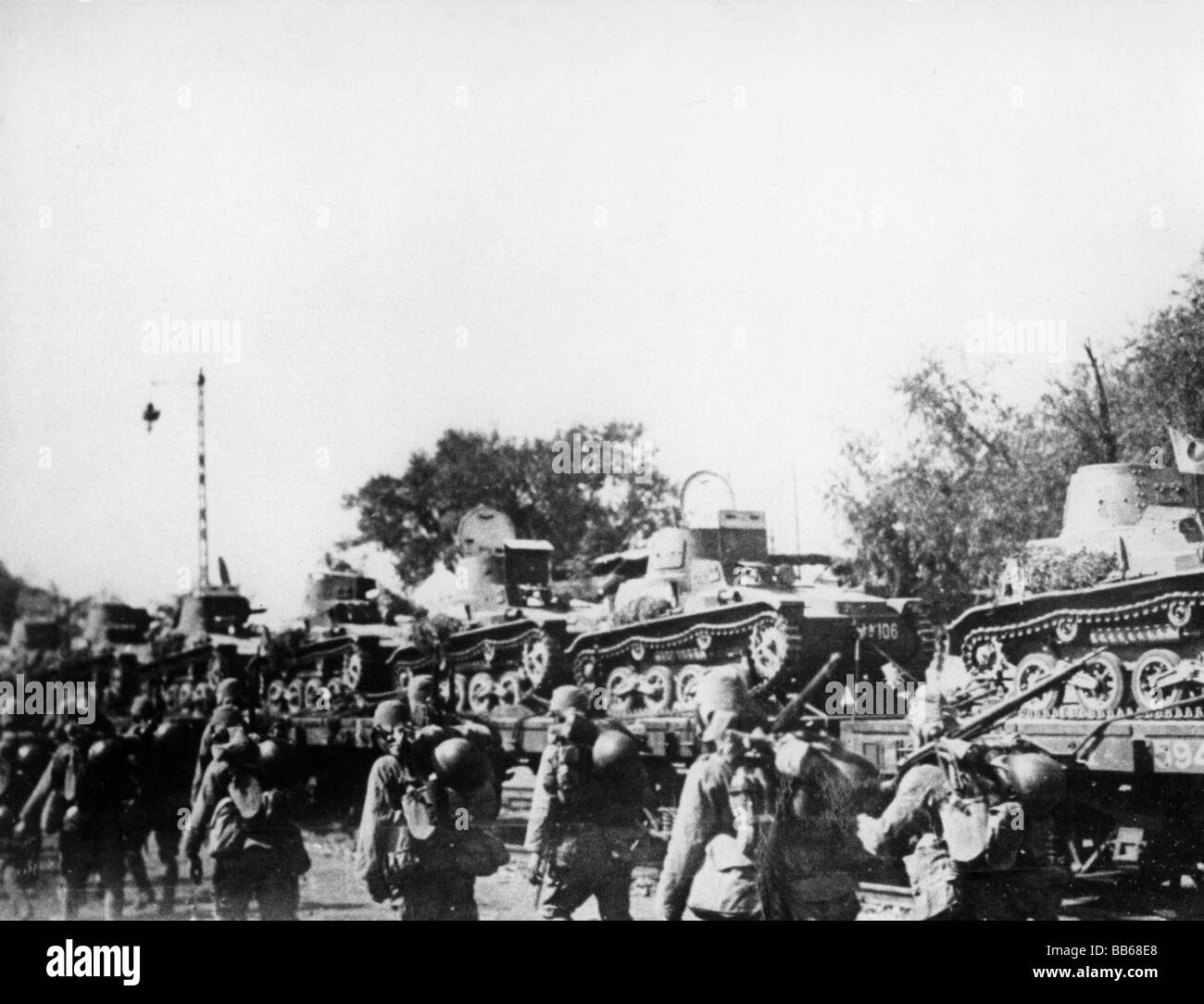 Geografia / viaggio, Cina, politica, Seconda guerra sino-giapponese 1937 - 1945, truppe giapponesi che avanzano, circa 1939, 20th secolo, storico, storico, serbatoio, treno, colonna di marcia, soldati, persone, militare, 1930s, Foto Stock