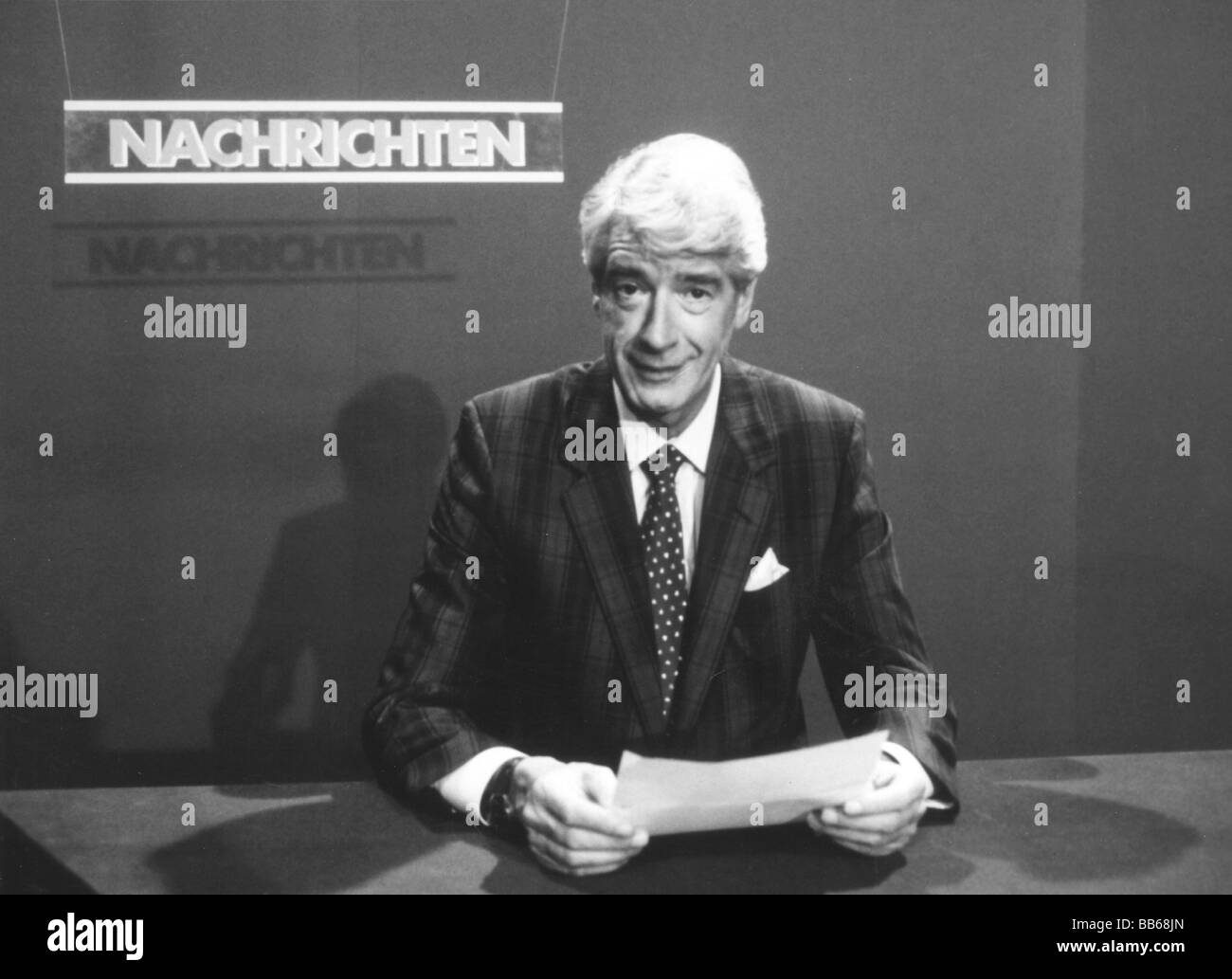 Carrell, Rudi, 19.12.1934 - 7.7.2006, intrattenitore olandese, mezza lunghezza, scena, 'De teste aus Rudis Tagesschau', 1987, Foto Stock