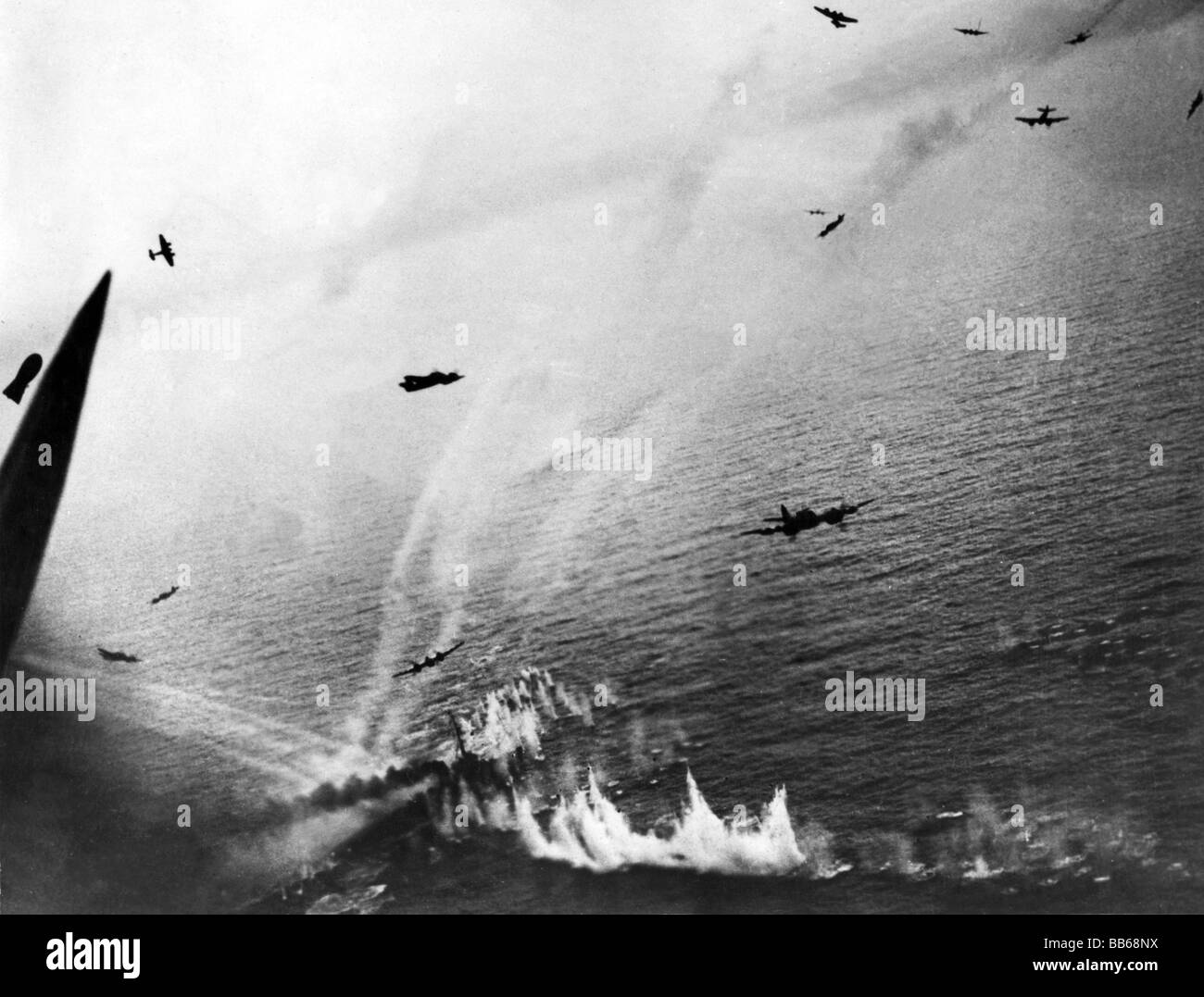 Eventi, Seconda guerra mondiale / seconda guerra mondiale, guerra aerea, bombe / bombardamenti, Bristol Beaufighters del RAF Coastal Command attaccare un tedesco minesweeper nord-ovest di Borkum, 25.8.1944, Foto Stock