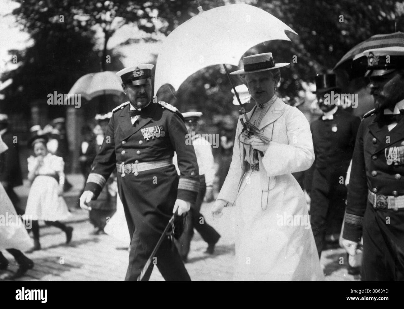 Augusta Victoria, 22.10.1858 - 11.4.1921, Empress tedesco 15.6.1888 - 9.11.1918, con ufficiali navali, Friedrichsort, 1903, , Foto Stock
