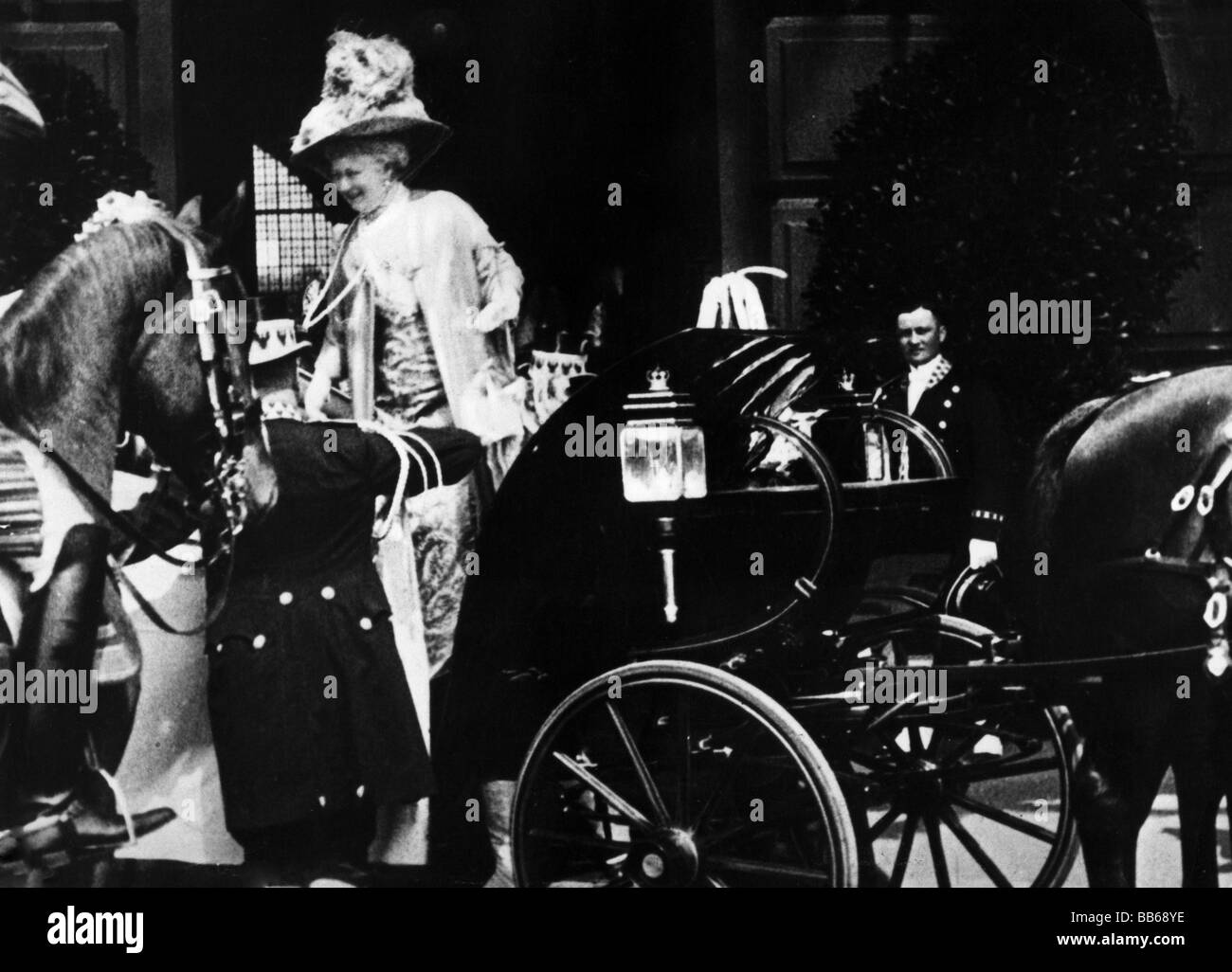 Augusta Victoria, 22.10.1858 - 11.4.1921, Empress tedesco 15.6.1888 - 9.11.1918, lasciando una carrozza, circa 1910, Foto Stock
