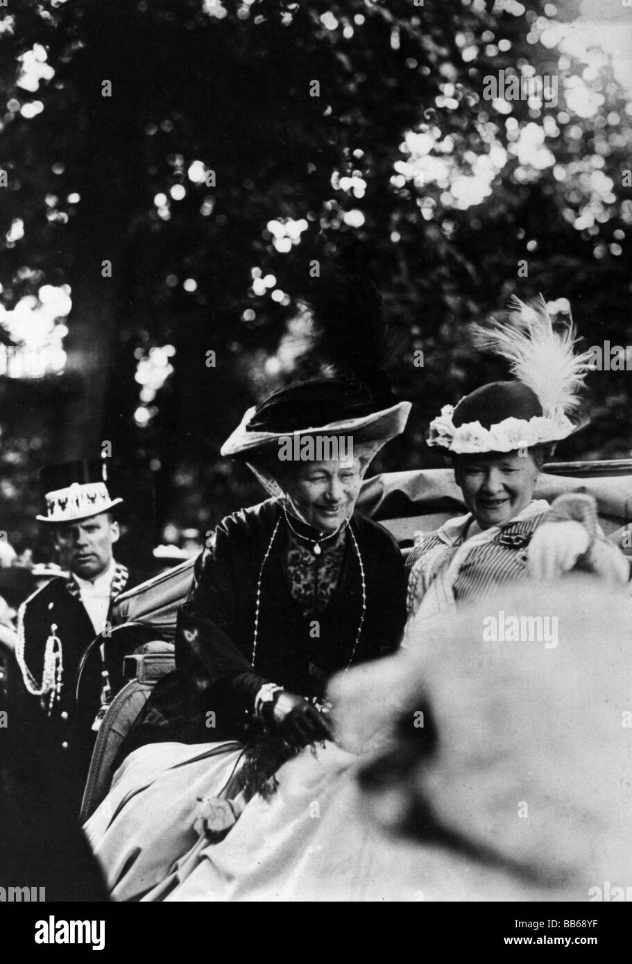 Augusta Victoria, 22.10.1858 - 11.4.1921, Empress tedesco 15.6.1888 - 9.11.1918, con Frau von Seebeck, presidente del Patriotic Womens Club (Vaterlaendischer Frauenverein), Lustgarten, Potsdam, 23.6.1914, Foto Stock
