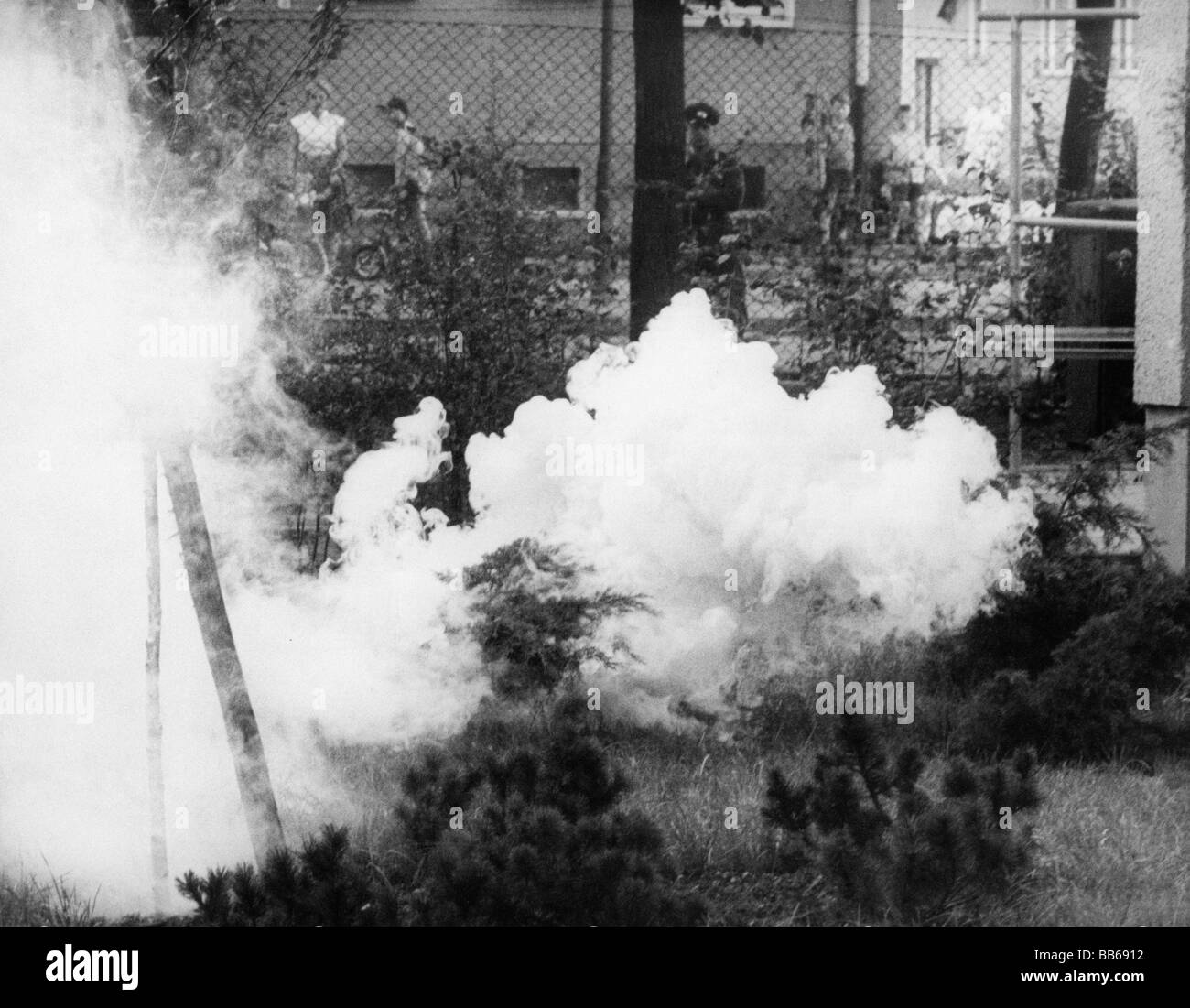 Geografia / viaggio, Germania, Berlino, muro, truppe di confine usano gas lacrimogeni, Marzer Strasse, 19.9.1961, Foto Stock