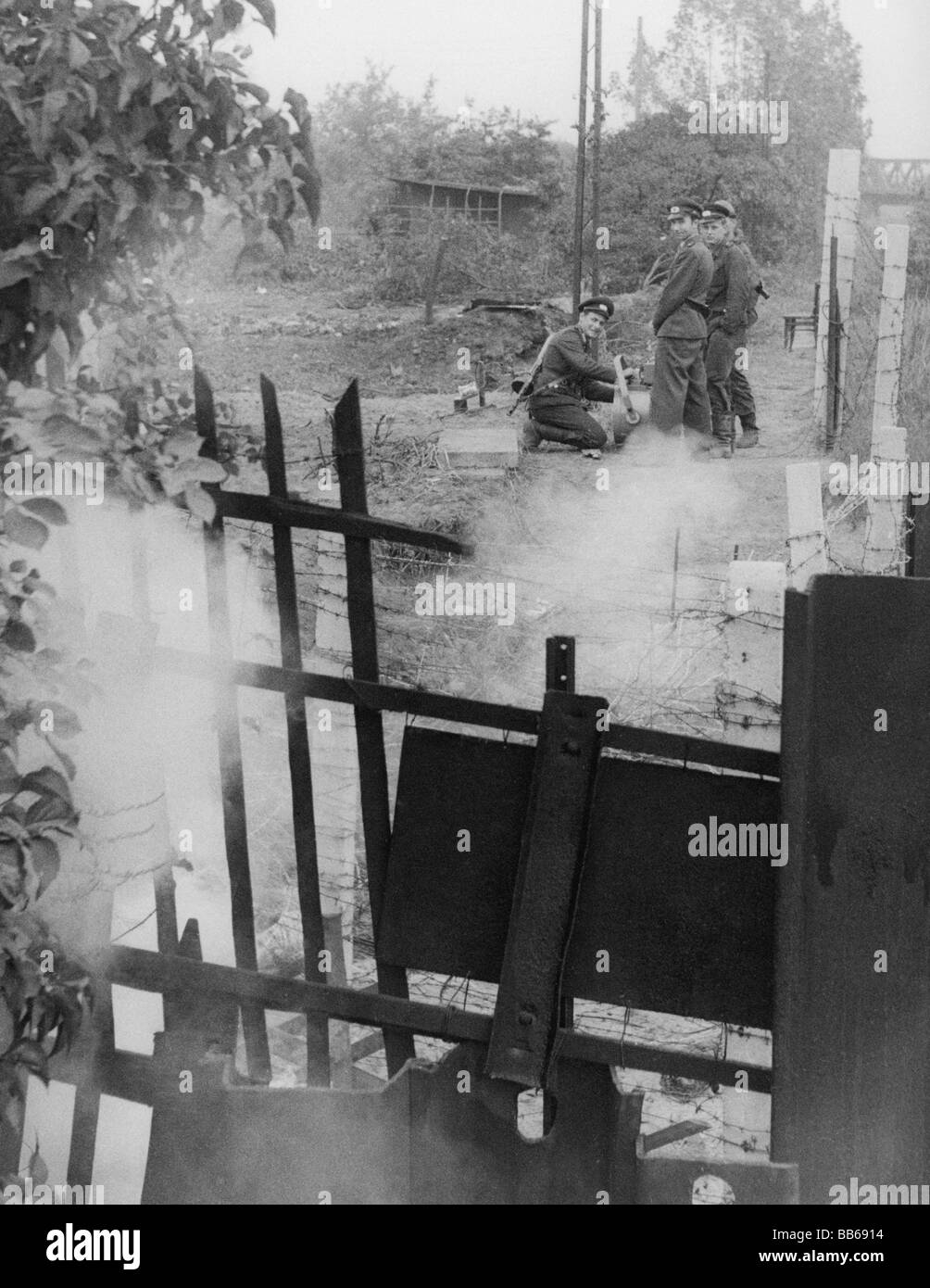 Geografia / viaggio, Germania, Berlino, muro, truppe di confine usano gas lacrimogeni, Neukoelln, 30.9.1961, Foto Stock