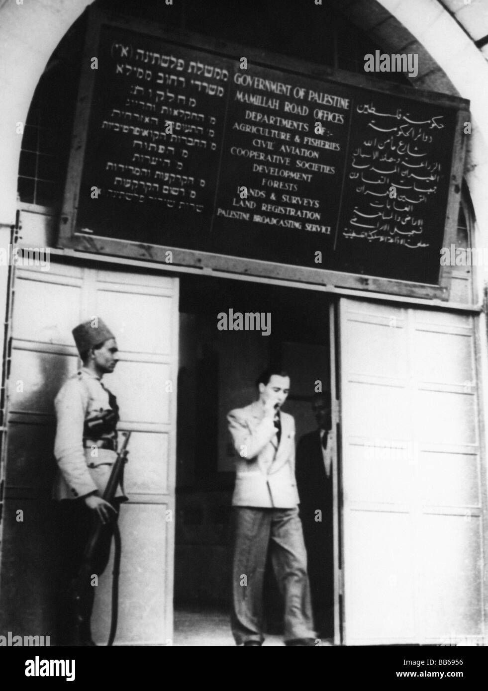 Geografia / viaggio, Palestina, rivolta Araba 1936 - 1939, sentinella in un palazzo del governo, Gerusalemme, 1939, politica, rivolte, mandato britannico, Gran Bretagna, Impero, conflitto in Medio Oriente, 20th secolo, storico, storico, maschio, uomo, uomini, persone, 1930s, Foto Stock