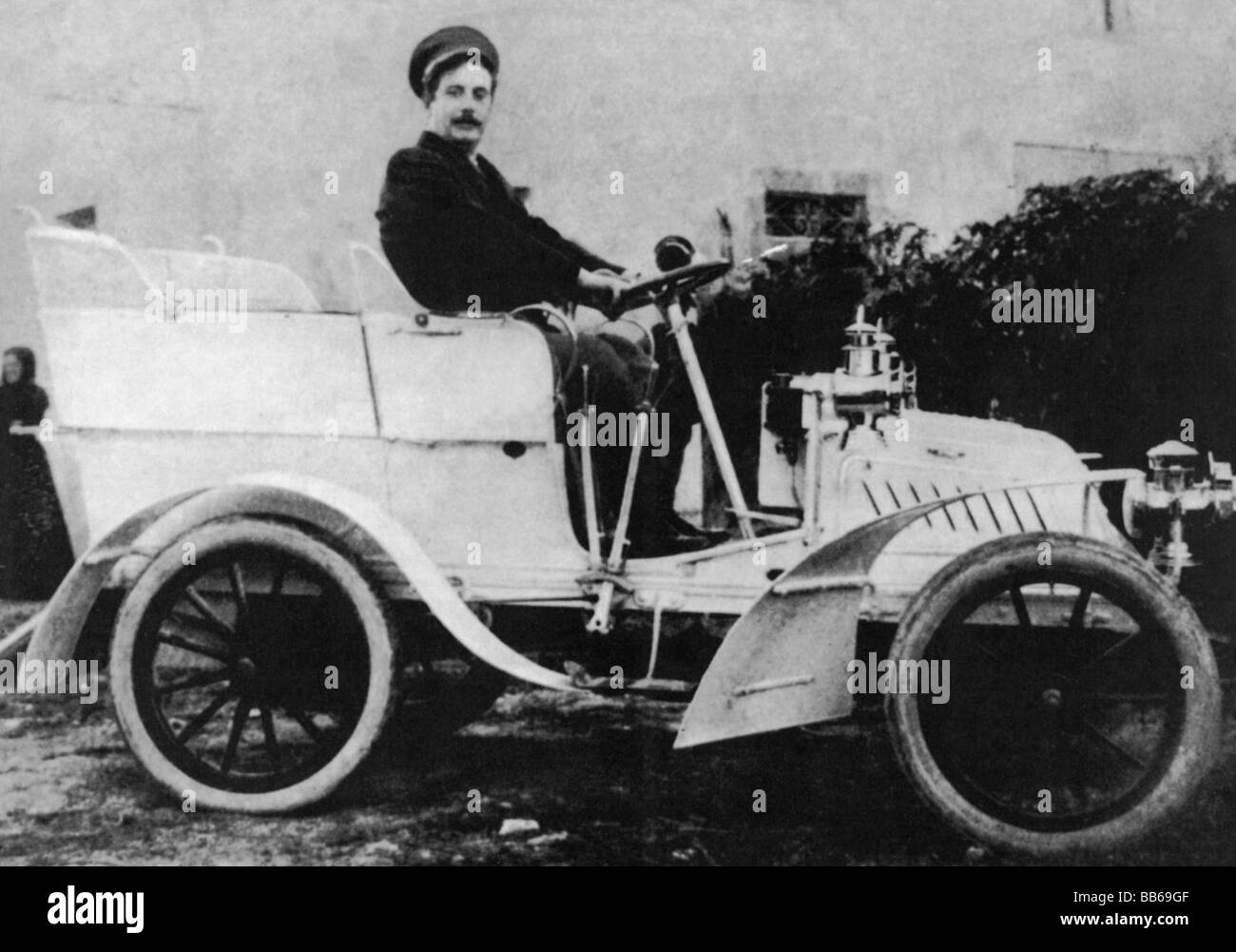 Puccini, Giacomo, 22.12.1858 - 29.11.1924, compositore italiano, a mezza lunghezza, in auto, febbraio 1903, , Foto Stock