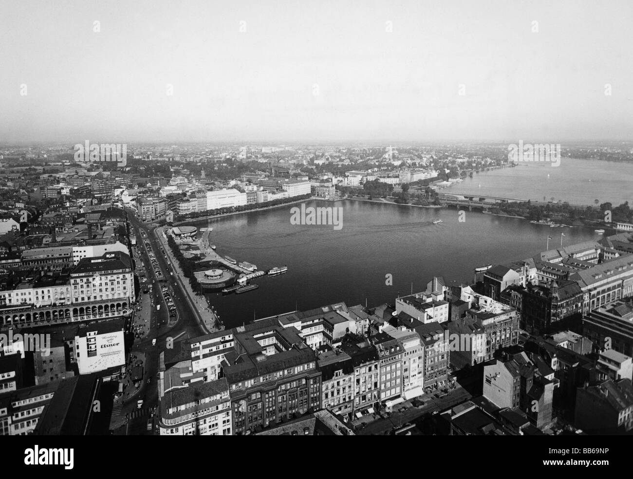 Geografia / viaggio, Germania, Amburgo, vista sulla città / città, vista dalla torre di Petri verso Binnenalster e Aussenalster, ponte longobardo vecchio e nuovo, circa 1950, Foto Stock