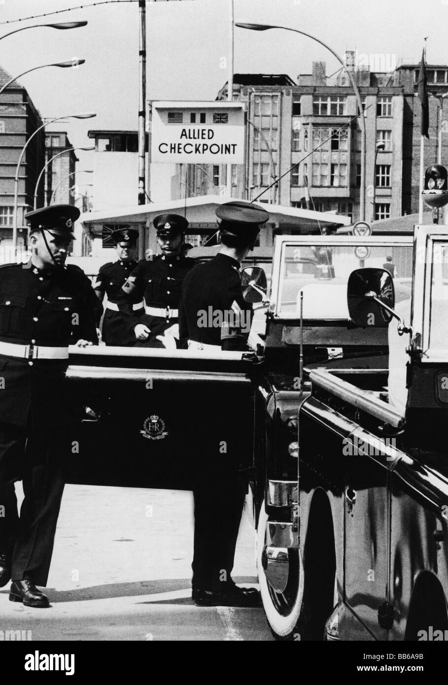 Geografia / viaggio, Germania, Berlino, muro, Checkpoint Charlie, valico di frontiera per Allied Personal, Friedrichstrasse, polizia militare britannica, scorta per l'ambasciatore britannico, 1970, Foto Stock