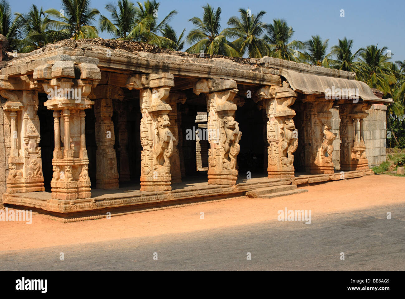 Hampi - Karnataka, Chandikesvara tempio verso est, mostra pilastri compositi. Foto Stock