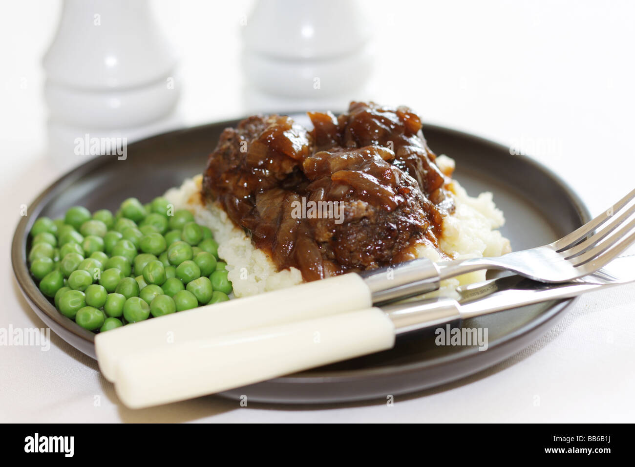 Purea di patate con carne di manzo e salsa di cipolle Foto Stock