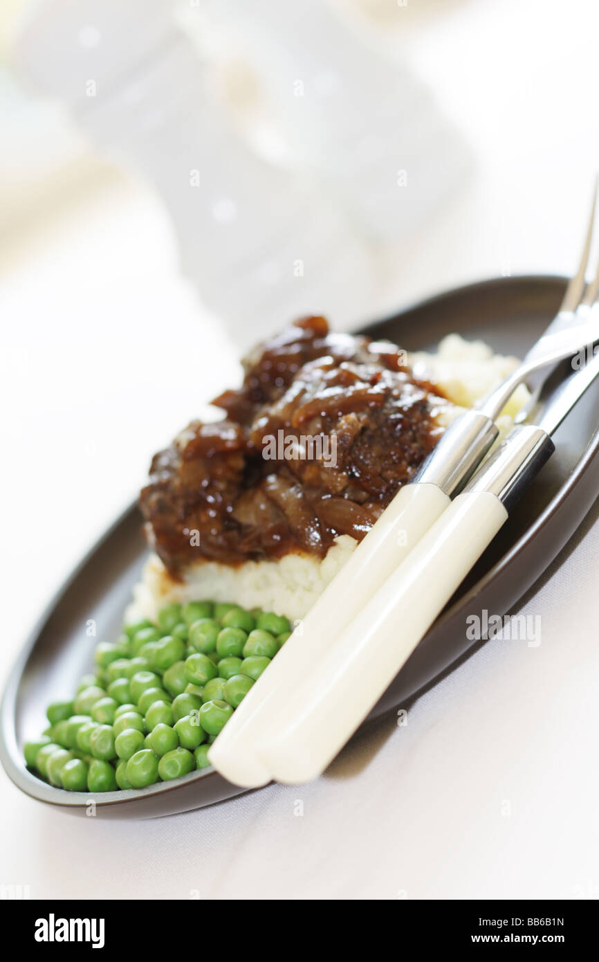 Purea di patate con carne di manzo e salsa di cipolle Foto Stock