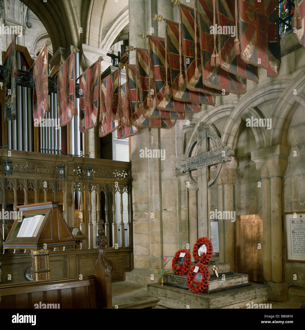 La Cattedrale di Durham: fanteria leggera Durham Memorial Chapel nel transetto sud Foto Stock
