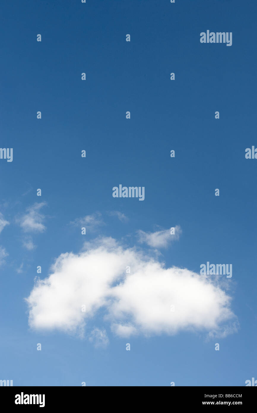 Bianchi e soffici Cloud contro il cielo blu Foto Stock