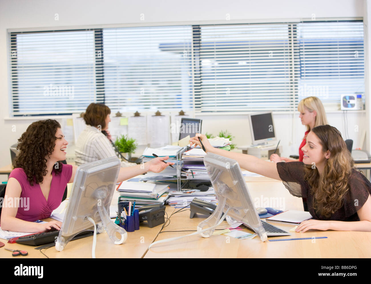 La donna che lavora in un ufficio Foto Stock