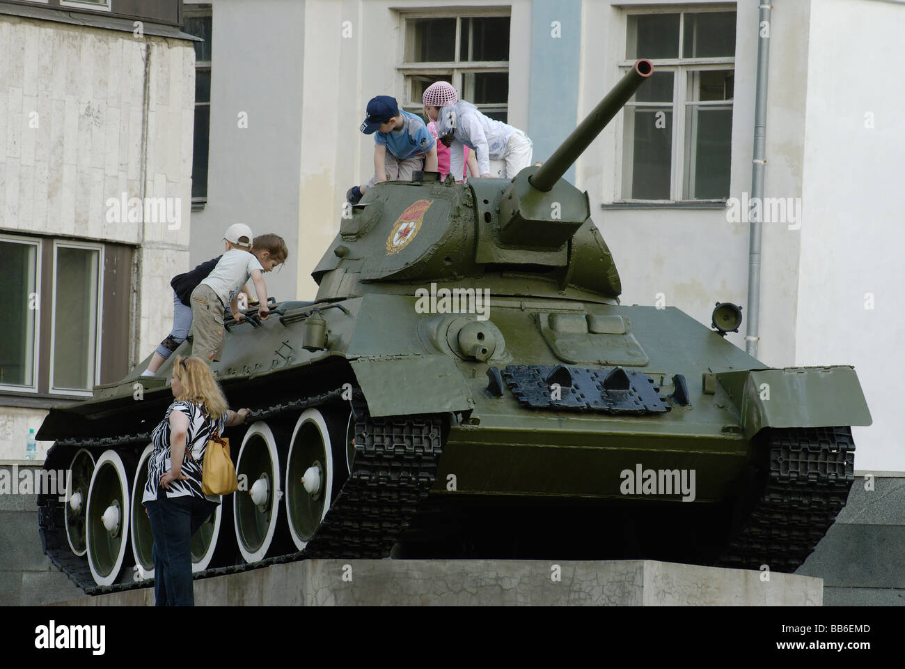 Serbatoio sovietica T 34 e bambini su di esso Foto Stock