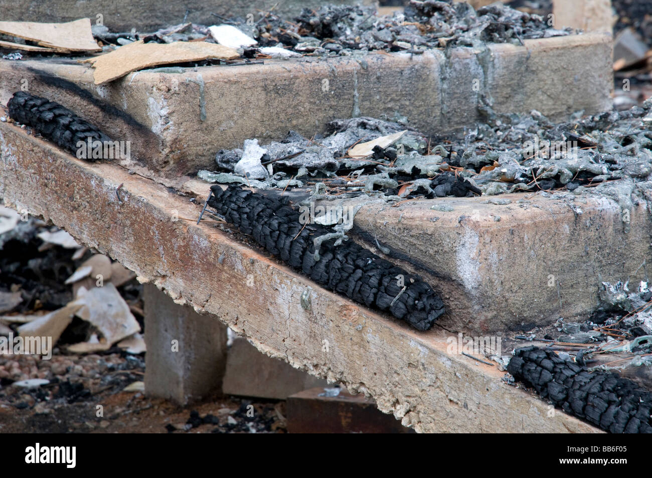 I resti di una casa e la devastazione a sinistra dopo un bushfire Foto Stock