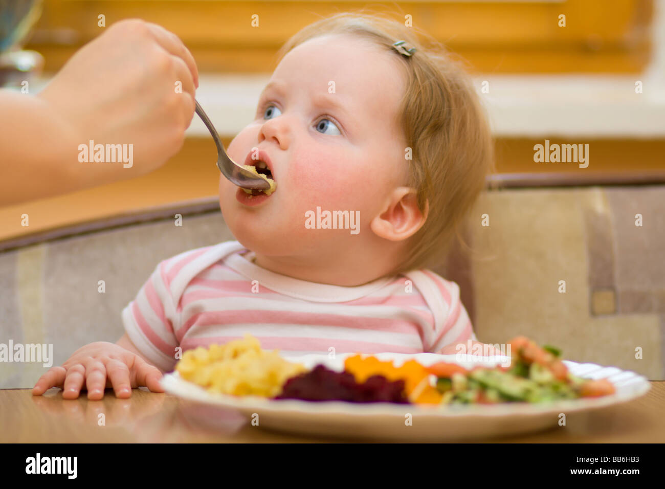 Il po' bambino mangia un insalata di verdure Foto Stock