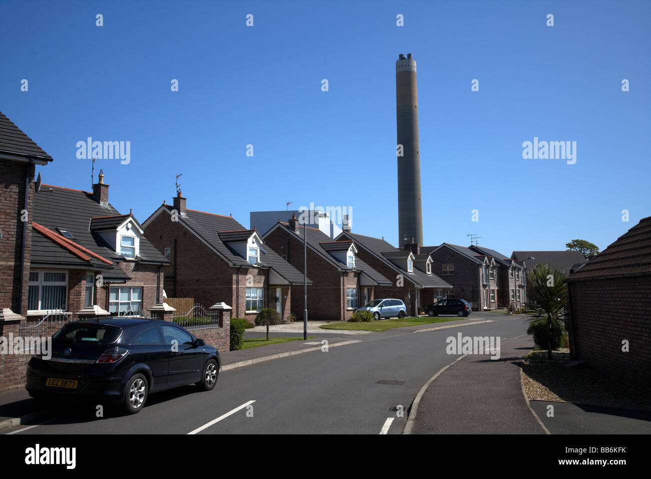 Moderno sviluppo di alloggiamento messo in ombra da kilroot power station dual carbone olio combustibile impianto carrickfergus Foto Stock