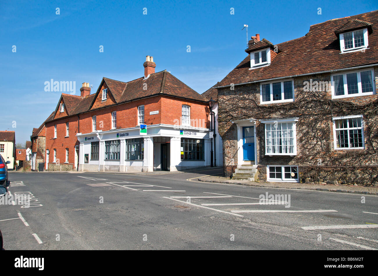 Una scena di strada nella città di Midhurst in West Sussex Church Hill Foto Stock