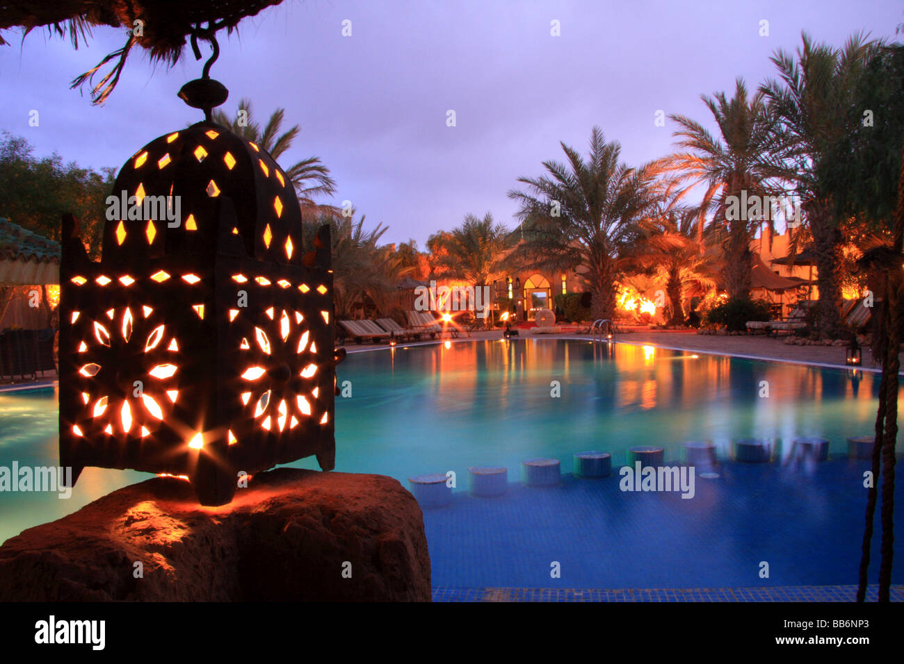 Lanterna illuminata dalla zona piscina dell albergo kasbah Xalucca Maadid al crepuscolo/sera, regione del Sahara, Erfoud,Sud Marocco Foto Stock