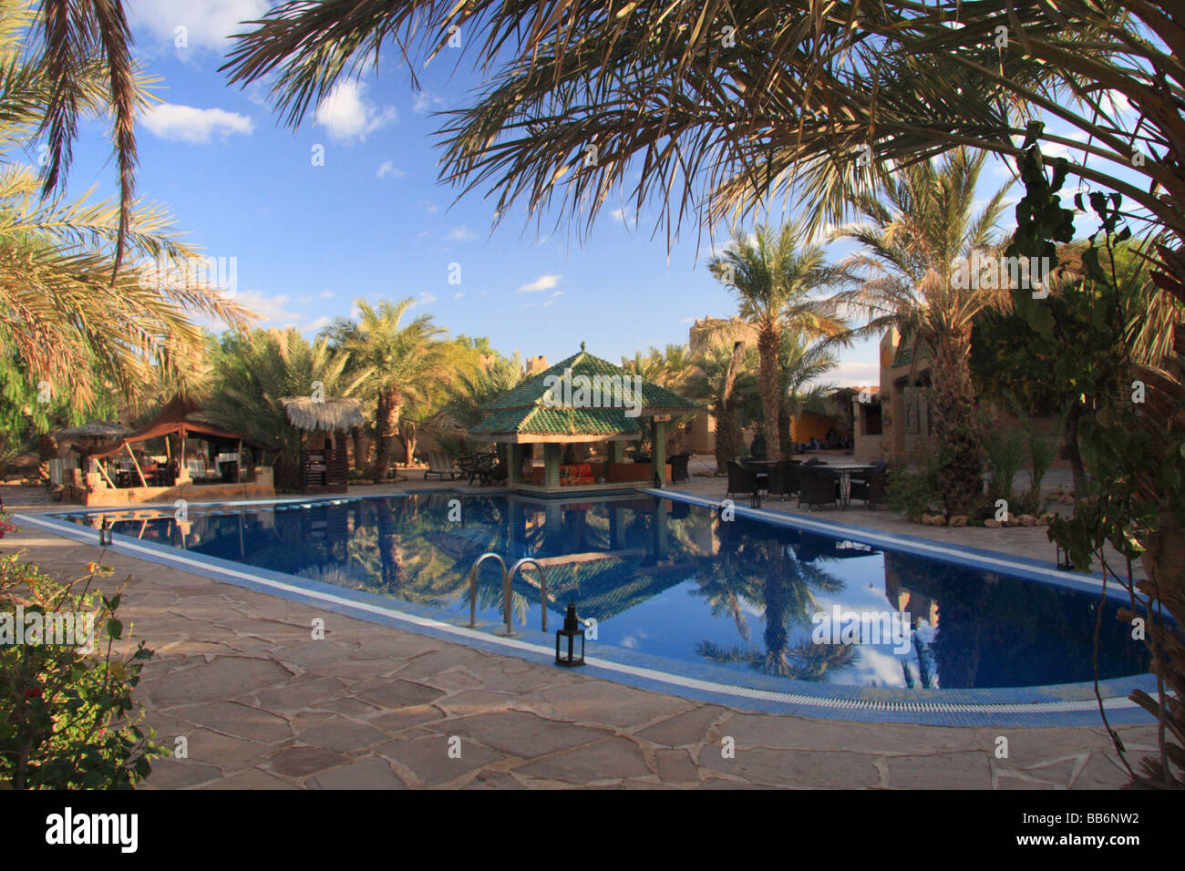 Area della piscina degli hotel Kasbah Xallucca Maadid, sul bordo del Sahara, Erfoud,Sud Marocco Foto Stock