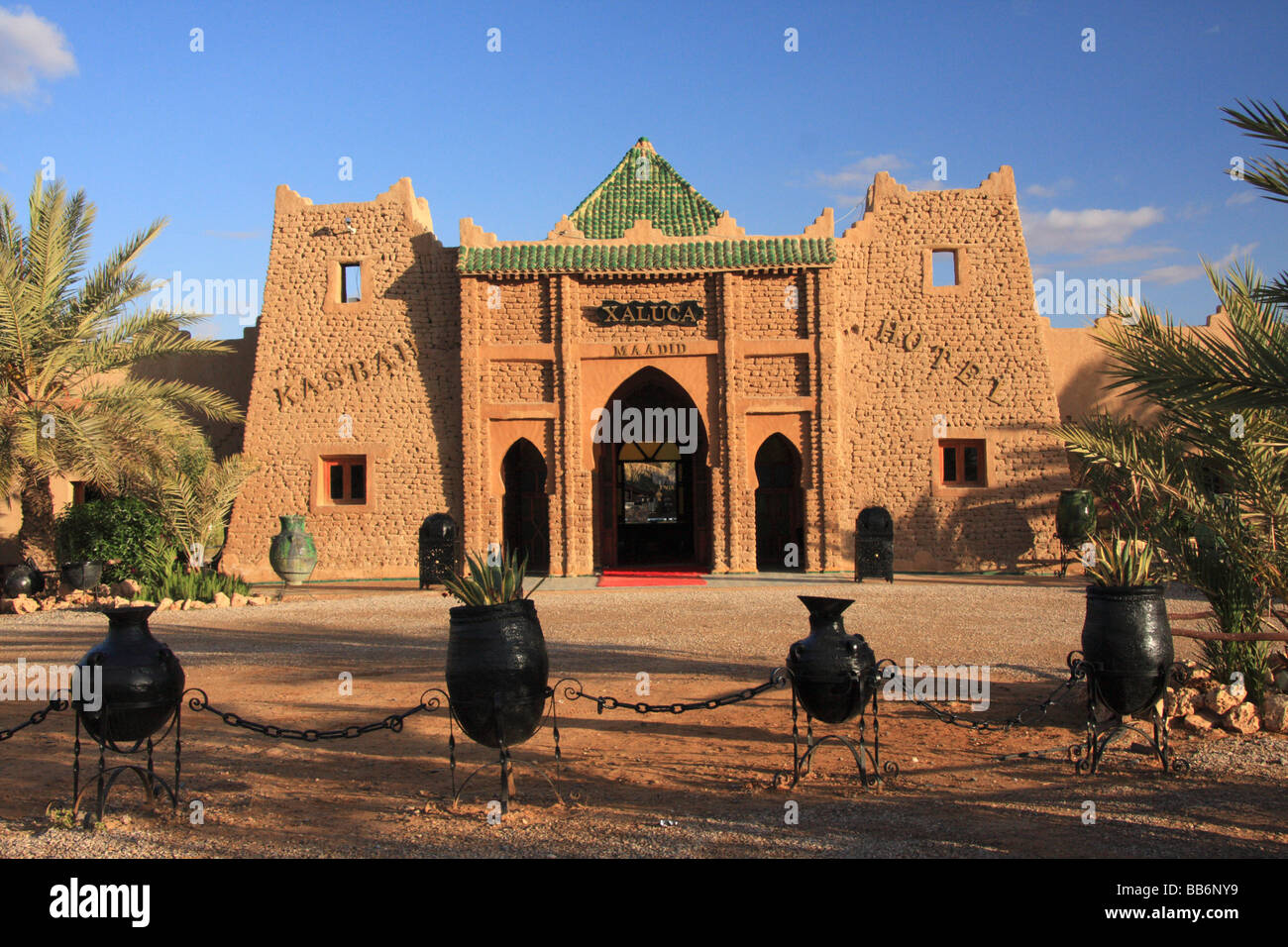 Anteriore/ingresso dell Hotel Kasbah Xalucca Maadid, Erfoud (sul bordo del Sahara), Sud Marocco Foto Stock