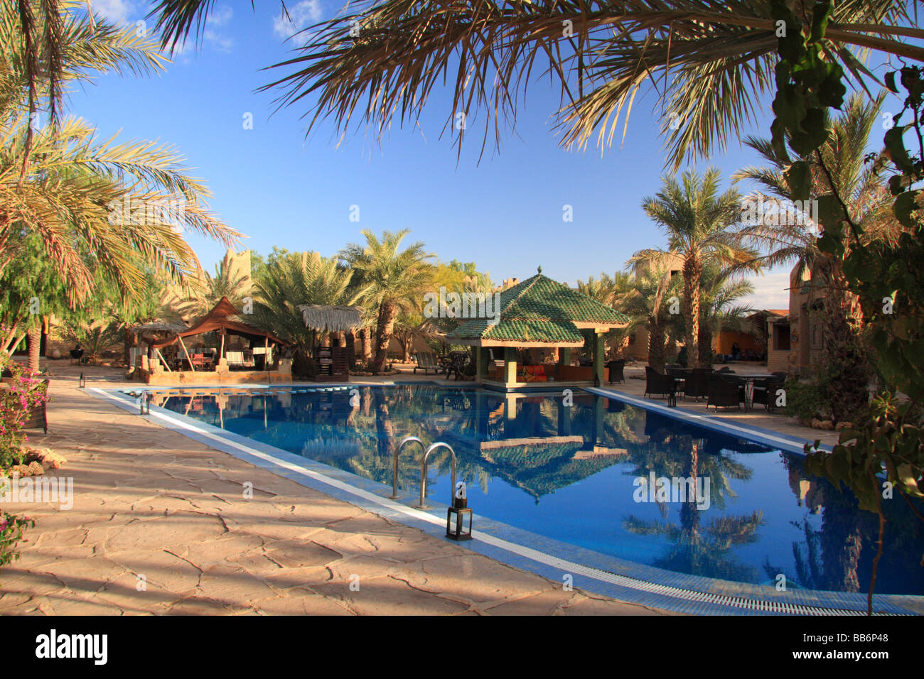 Area della piscina degli hotel 'Kasbah Xalucca Maadid' Erfoud, (sul bordo del Sahara),vicino a Merzouga,Sud Marocco Foto Stock